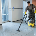 Bodenreinigung mit professionellem Staubsauger.